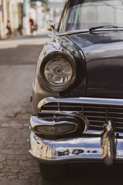 Güzel siyah bir eski arabanın ön kısmının dikey çekimi.