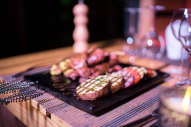 Bir tabak tavuk ve sığır barbeküsü yanında da bir bardak taze mojito.