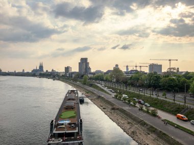 Almanya 'da deniz kenarındaki Köln Katedrali' nin düşük açılı bir çekimi.
