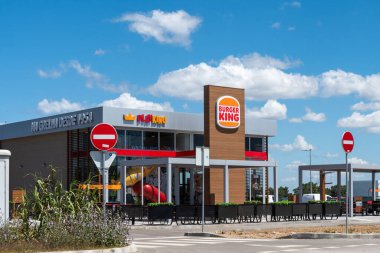 Güneşli bir günde mavi bulutlu gökyüzüne karşı Burger King restoranının manzarası