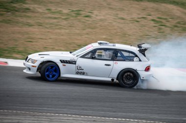 Beyaz BMW Z3 coupe E36 7 pistte sürükleniyor