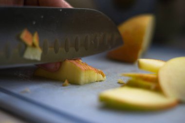 Elmayı doğrama tahtasına yakın çekim.