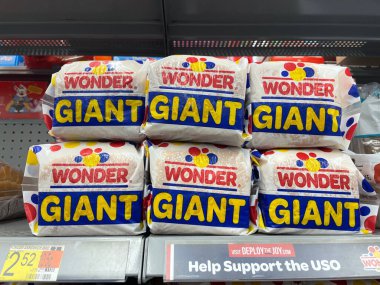 Grovetown, Ga USA - 04 29 29 22: Walmart market Wonder dev ekmekleri