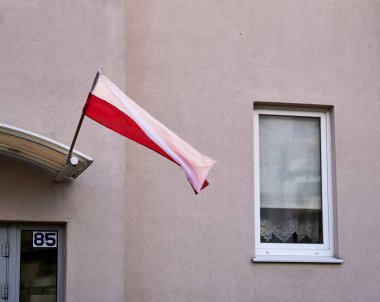 Bir binanın önündeki Polonya bayrağı.