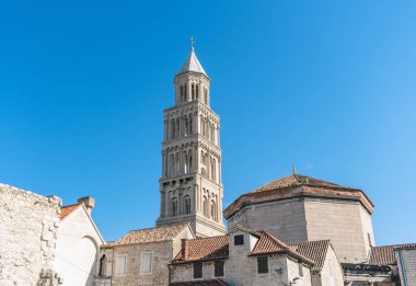 Hırvatistan 'ın Split kentindeki St. Domnius Katedrali ve Diocletian Sarayı' nın güzel bir resmi