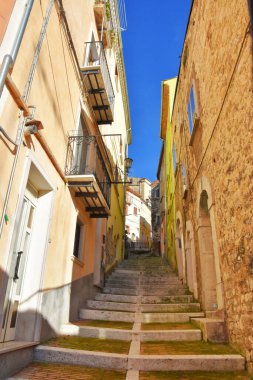 İtalya 'nın Campobasso kentindeki renkli konut binalarının arasında dar bir merdivenin dikey çekimi