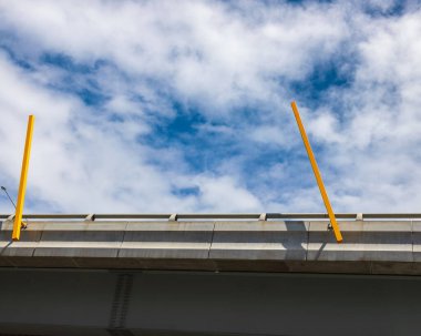 Sabah taş bir köprüden güzel bir bulut manzarası