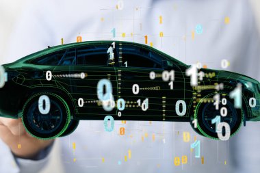 Holografik akıllı bir arabanın 3 boyutlu görüntüsünü sunan bir adam.