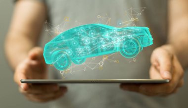 Modern bir arabanın sanal bir yansımasını sunan bir kişi.