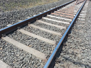 Paslı tren raylarının yüksek açılı görüntüsü.