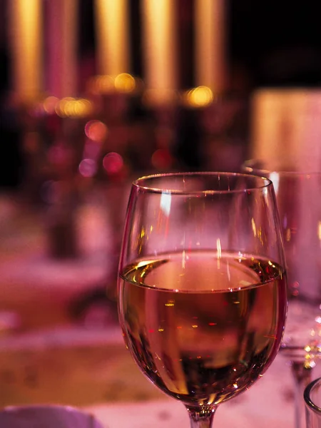 Arka Planda Bokeh Işıkları Olan Beyaz Bir Şarabın Dikey Yakın — Stok fotoğraf