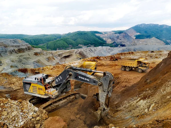 Sırbistan 'ın Majdanpek kentinde bir Volvo kazıcı açık bakır madeninde toprak kazıyor