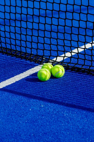 Tre Bollar Nära Nätet Blå Padel Tennisbana Racket Sport Koncept — Stockfoto