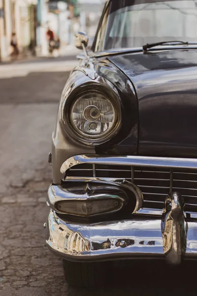 Güzel siyah bir eski arabanın ön kısmının dikey çekimi.