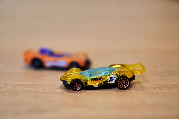 美泰热轮玩具模型汽车在木制表面上的特写 — 图库照片