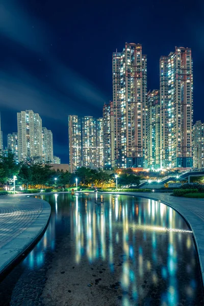 香港现代建筑物及道路的夜景美景的垂直画面 — 图库照片