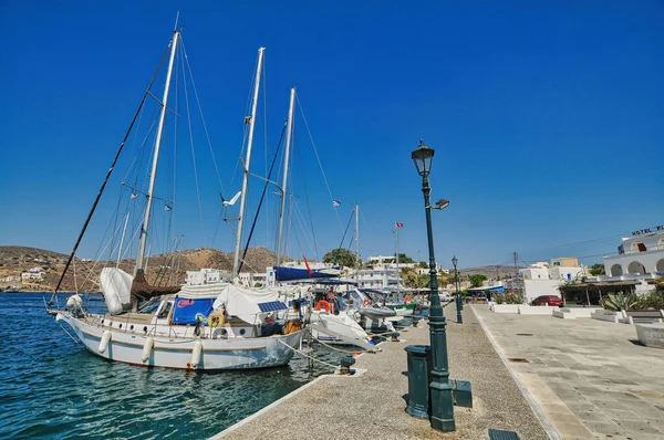 Hayır, Yunanistan. 28 Aralık 2010: Yunanistan 'ın Ios adasındaki güzel bir köy olan Gialos veya Yialos, adanın ana limanı..