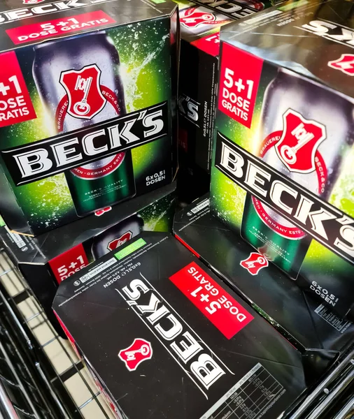 Vertical Shot Cartons Beer Cans German Brand Becks Sale Beverage — Stock Photo, Image