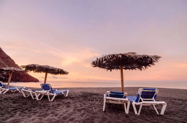 Лежаки Зонтик Тропическом Пляже — стоковое фото
