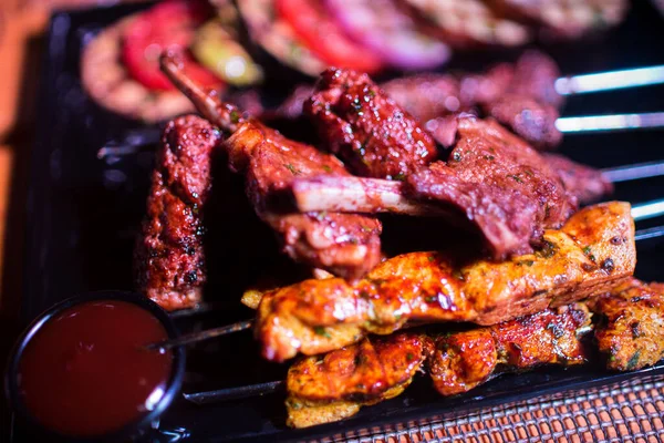 Plate Chicken Beef Bbq Glass Fresh Mojito Drink Side — Stock Photo, Image