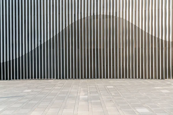 Гладкий Бетонный Пол Против Текстурированной Стены — стоковое фото