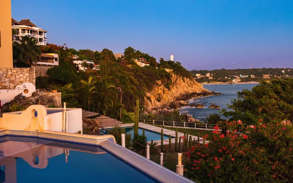 宾馆的游泳池在绿色悬崖峭壁的后面 墨西哥下加利福尼亚Cabo San Lucas — 图库照片