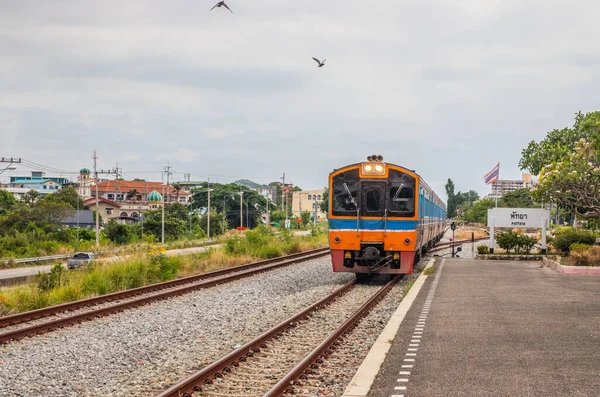 Bir tren istasyona girer ve Tayland 'da yolcuları bekler.