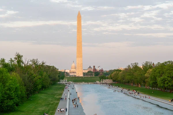 Gün batımında ulusal alışveriş merkezinin güzel bir manzarası.