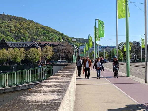 Ponte Theodor Heuss Com Bandeiras Verdes Pedestres Edifícios Heidelberg Alemanha — Fotografia de Stock