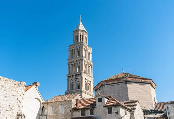 Hırvatistan 'ın Split kentindeki St. Domnius Katedrali ve Diocletian Sarayı' nın güzel bir resmi