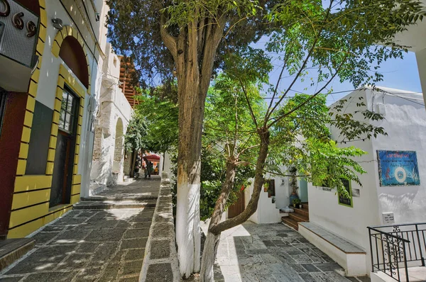 Hayır, Yunanistan. 28 Aralık 2010: Yunanistan 'ın Ios adasındaki güzel Chora köyü, geleneksel kiliseleriyle