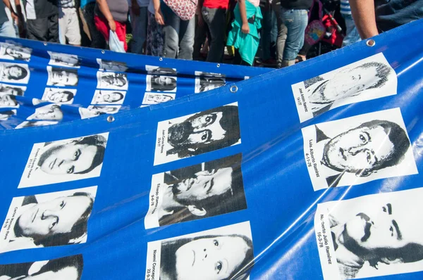 Close Pessoas Com Imagens Pessoas Sequestradas Desaparecidas Durante Uma Ditadura — Fotografia de Stock