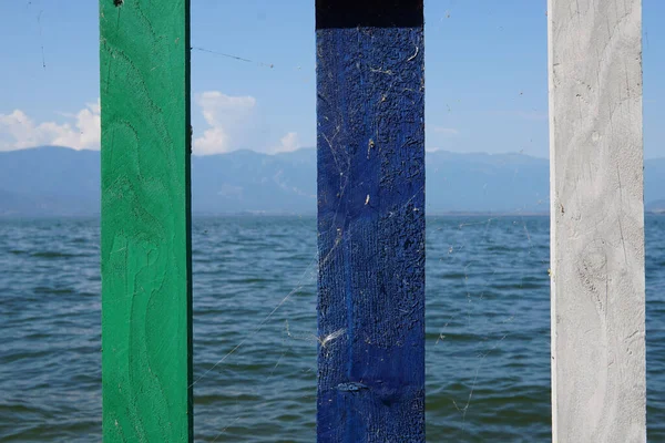 Ξύλινο Πλαίσιο Πολύχρωμο Φράχτη Στη Λίμνη Πράσινο Μπλε Και Λευκό — Φωτογραφία Αρχείου