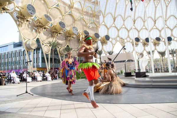 Papua Yeni Gine Adası Expo2020 'deki ilk ulus dansçıları geleneksel kıyafetleri ve parlak renkleri ile dans ediyorlar.