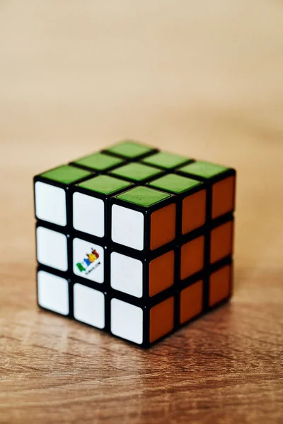 Closeup Shot Solved Rubik Cube Standing Wooden Surface — Stock Photo, Image