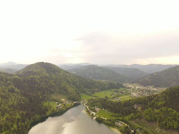 ルンザー湖の空中ビューオーストリアの側の山や木で見る — ストック写真