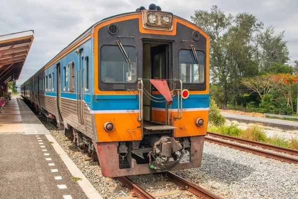 Bir tren istasyona girer ve Tayland 'da yolcuları bekler.