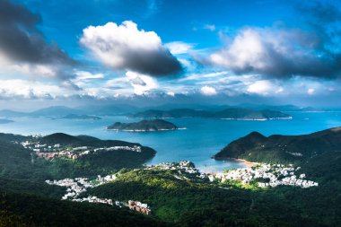 Gün ışığında güzel bir dağ manzarası