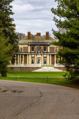 Ağaçlarla çevrili güzel bir villanın dikey çekimi.