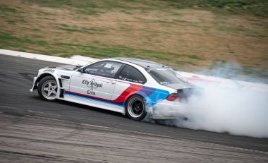 E46 yarış pistinde sürükleniyor