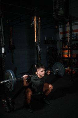 Beyaz bir adamın spor salonunu kullanırken dikey bir fotoğrafı.