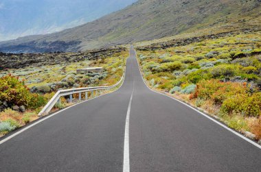 İspanya 'nın El Hierro Kanarya Adalarındaki Uzun Boş Asfalt Yolu