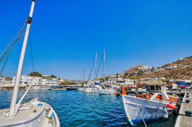 Hayır, Yunanistan. 28 Aralık 2010: Yunanistan 'ın Ios adasındaki güzel bir köy olan Gialos veya Yialos, adanın ana limanı..