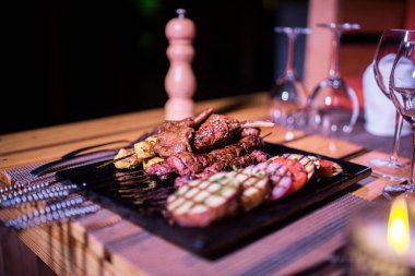 Bir tabak tavuk ve sığır barbeküsü yanında da bir bardak taze mojito.