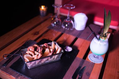 Yanında soğuk bir kokteyl olan küçük bir soğan halkası.