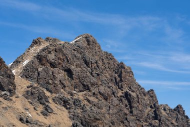 Mavi gökyüzünün altındaki İtalyan Alplerinin güzel bir manzarası