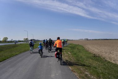 Moj Sportowy Azyl tarafından Polonya 'da güneşli bir günde düzenlenen bisiklet gezisi için toplanan bir grup insan.