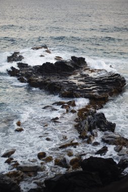 Hawaii 'de bir sahilde büyük bir kayanın güzel bir görüntüsü.