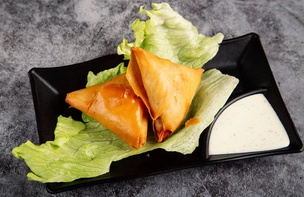 Plate Vegetable Samosa Crispy Spicy Indian Triangular Shaped Snack — Zdjęcie stockowe