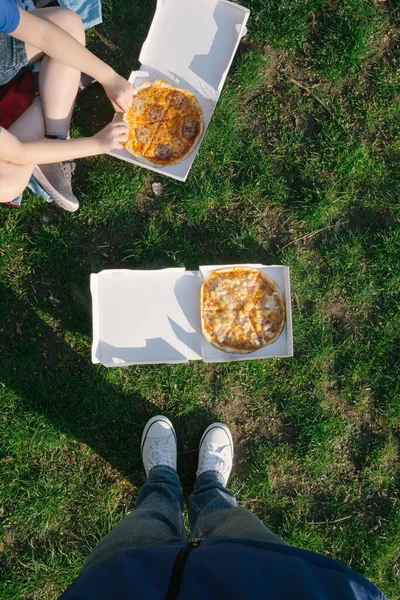 Top View Two People Pizza Green Grass Background — Stock Photo, Image